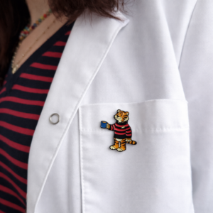 Przypinka - Tygrysek z kawą